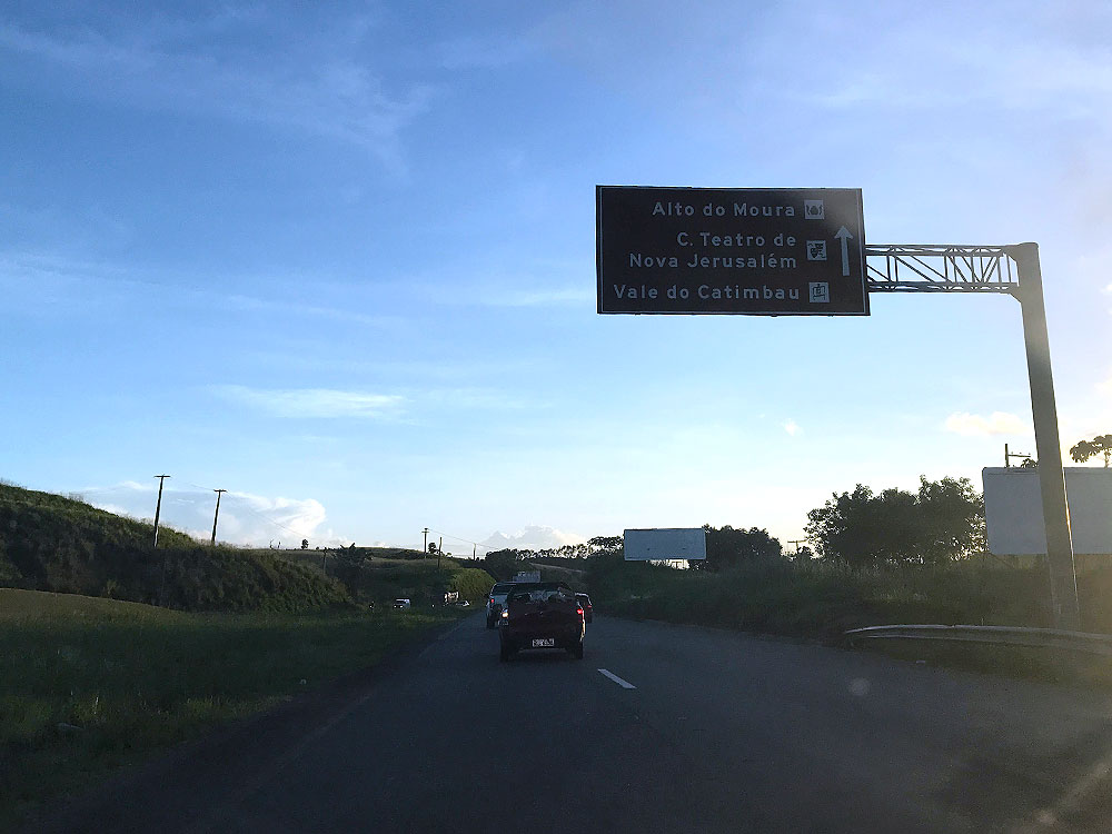 Seguindo na estrada em direção para o Alto do Moura em Caruaru