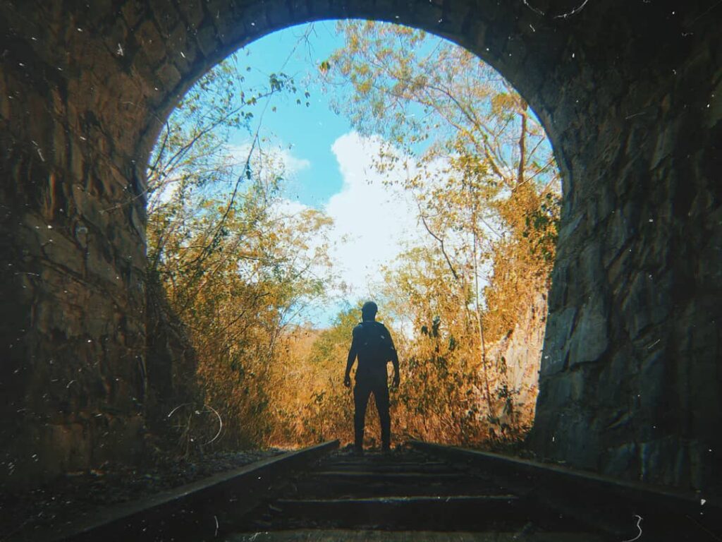 Trilha na estrada de ferro e rapel na ponte cascavel