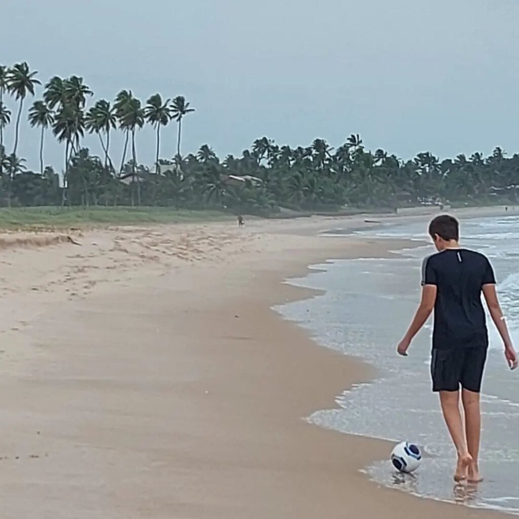 Jogando bola na praia de Porto de Galinhas