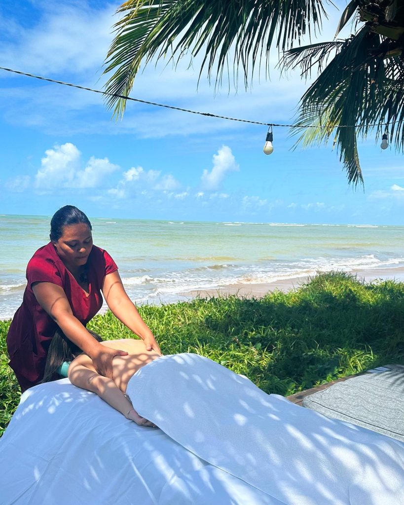 Massagem na Praia de Japaratinga