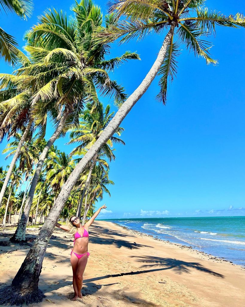 Praia de Barreiras do Boqueirão - Foto na praia com coqueiro