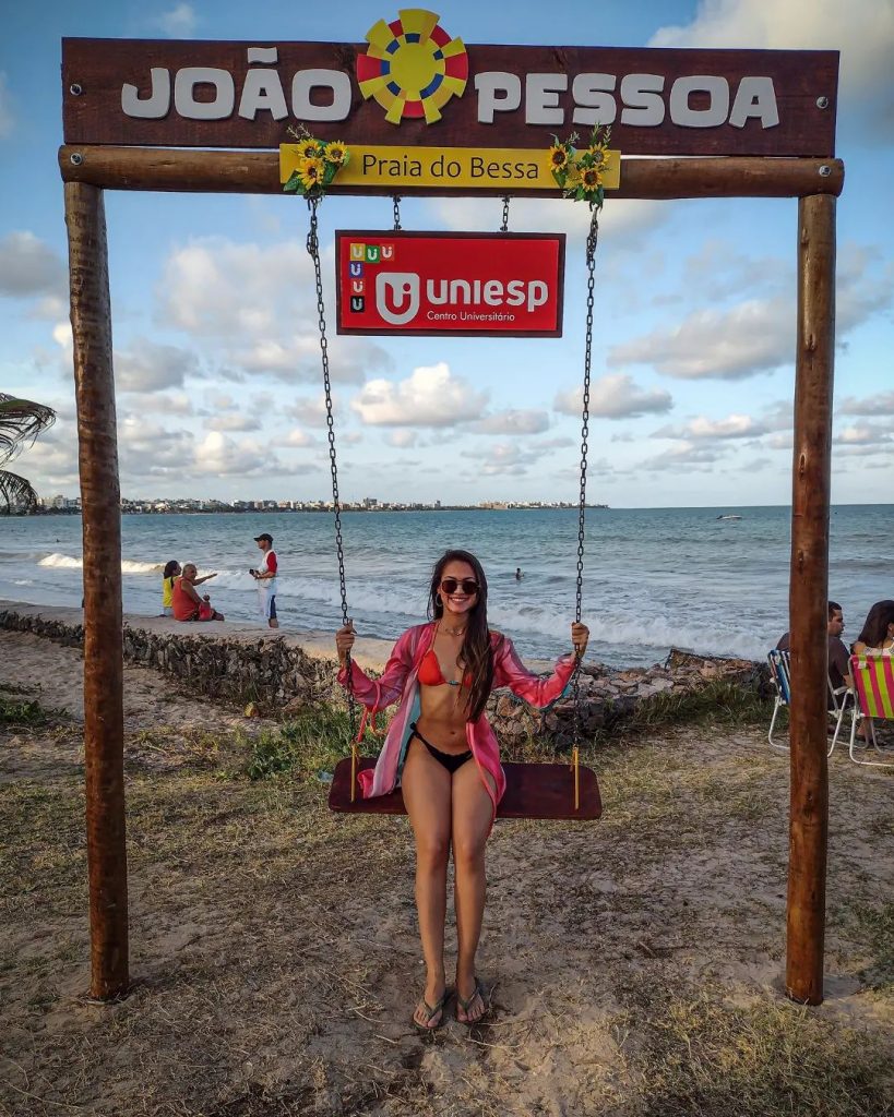 Praia do Bessa: Diversão Sob o Sol