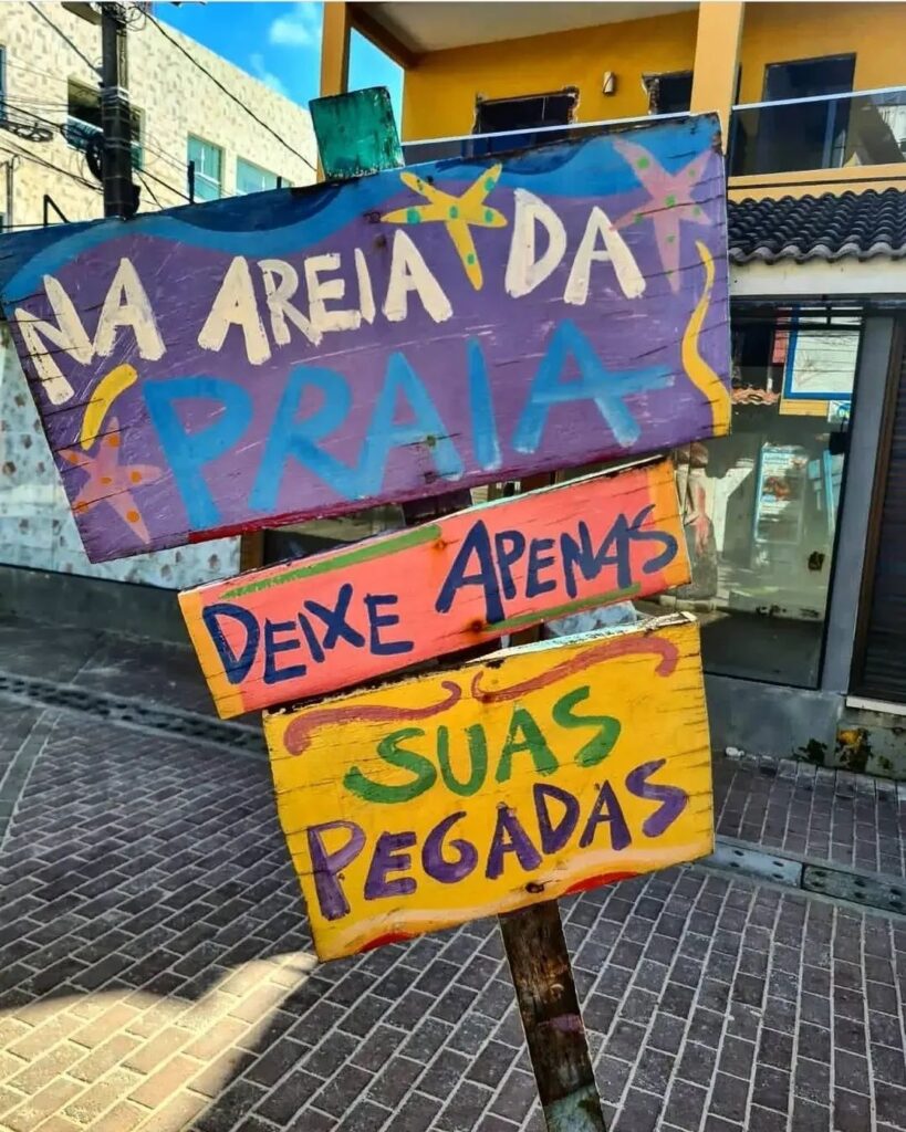 Placa com dicas sobre o que fazer na praia de porto de galinhas