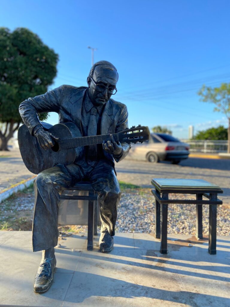  Estátua de João Gilberto