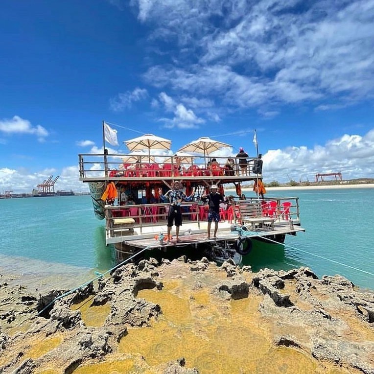 Foto passeio de catamarã saindo do bar do doido