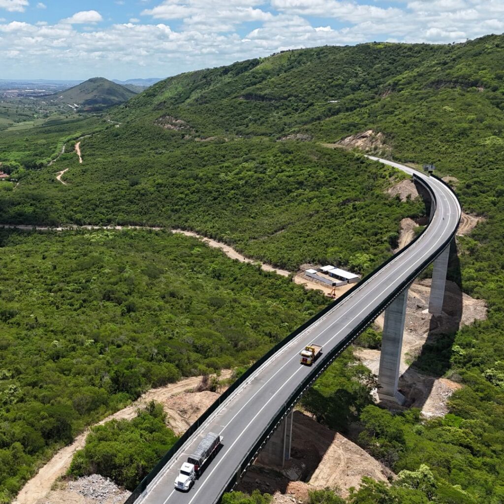 Explore Gravatá: mergulhe nas águas cristalinas de cachoeiras escondidas, delicie-se com a gastronomia regional em charmosos restaurantes e vivencie a tranquilidade do campo em passeios a cavalo.