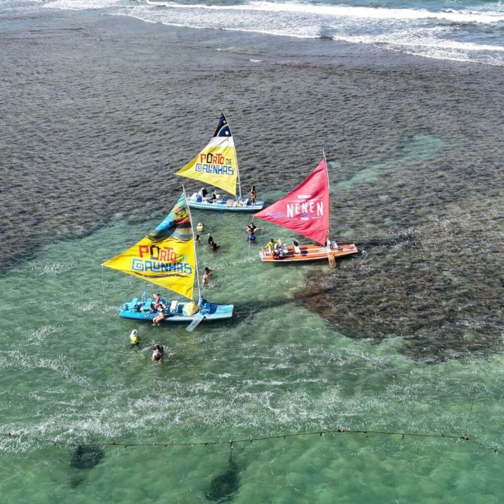 Natal em Porto de Galinhas é mágico! Decore-se com luzes, viva festas na praia, experimente delícias locais e sinta o clima festivo em cada canto. Venha celebrar o Natal à beira-mar!